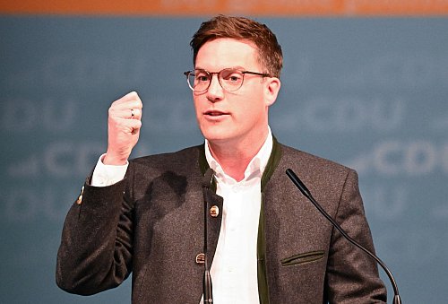 Hagel arbeitete sich in der Sparkasse hoch, dann zog es ihn früh in die Politik. (Archivfoto) - © Bernd Weißbrod/dpa