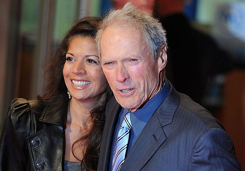 Clint Eastwood 2010 mit seiner damaligen Ehefrau Dina. Er ging zwei Ehen ein, beide wurden geschieden. (Archivfoto) - © picture alliance / dpa