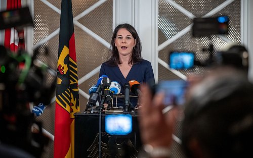 Baerbock (Grüne) warnt vor einem Erstarken des Islamismus in Syrien. - © Michael Kappeler/dpa