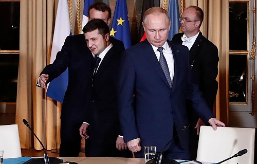 Da war Selenskyj noch hoffnungsvoll: 2019 bei einer Begegnung mit Putin in Paris. (Archivbild) - © Ian Langsdon/EPA Pool/AP/dpa