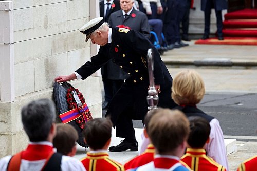 Zum National Service of Remembrance gehören ein zweiminütiges Gedenken in Stille und Kranzniederlegungen durch Royals und Vertreter der Regierung. Hier König Charles III. in Aktion. - © Toby Melville/Pool Reuters/AP