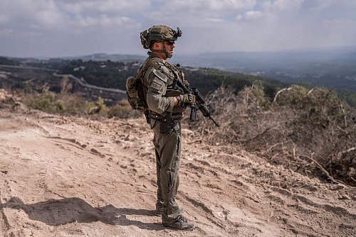 Ein israelischer Soldat im südlibanesischen Dorf Naqoura an der Grenze zu Israel. - © Ilia Yefimovich/dpa