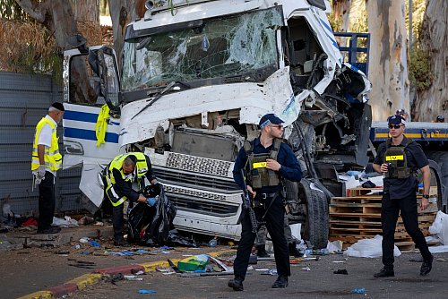 Die israelische Polizei und die Rettungsdienste inspizieren den Ort, an dem ein Lastwagenfahrer eine Bushaltestelle in der Nähe eines Armeestützpunktes gerammt und dabei Dutzende von Menschen verletzt hat. - © Oded Balilty/AP/dpa