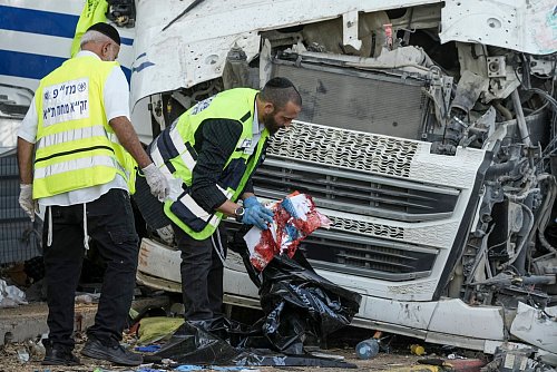 Mitglieder des Rettungs- und Bergungsteams Zaka arbeiten an der Stelle, an der ein Lkw-Fahrer eine Bushaltestelle gerammt und dabei Dutzende von Menschen verletzt hat. - © Oded Balilty/AP