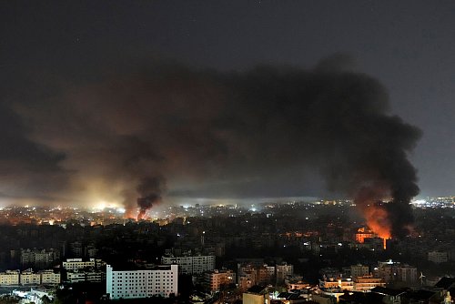 Israels Luftwaffe setzt ihre Angriffe gegen die Hisbollah-Miliz fort. - © Hussein Malla/AP/dpa