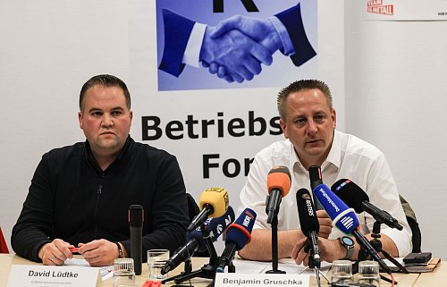 Der Ford-Gesamtbetriebsratsvorsitzende Benjamin Gruschka (r) und der Gewerkschafter David Lüdtke berichten von einem höheren Organisationsgrad bei Ford Köln. (Archivbild) - © Oliver Berg/dpa