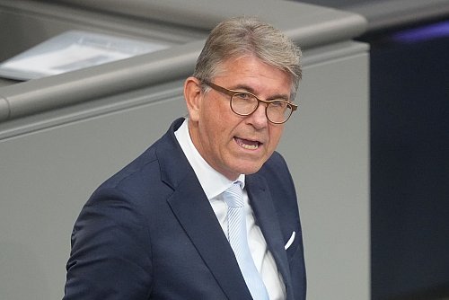 Wolfram Weimer kritisiert, das Rapper Chefket an einer Veranstaltung des Hauses der Kulturen der Welt teilnehmen soll. (Archivbild) - © Michael Kappeler/dpa