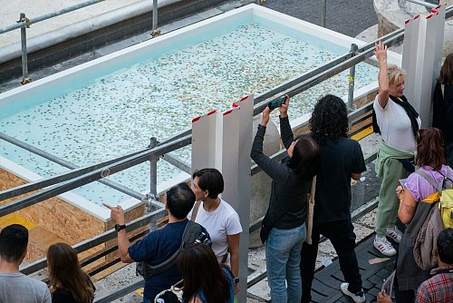 Wenige Stunden nach dem Aufbau des Pools lagen bereits zahlreiche Münzen im Wasser. - © Valentina Stefanelli/LaPresse via ZUMA Press/dpa