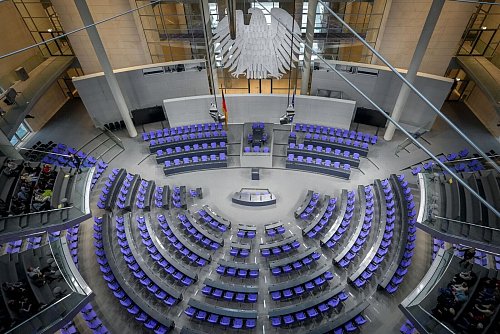 Im Plenum des Bundestages werden aufgrund der Wahlrechtsreform künftig nur noch 630 Abgeordnete sitzen. (Symbolbild) - © Kay Nietfeld/dpa