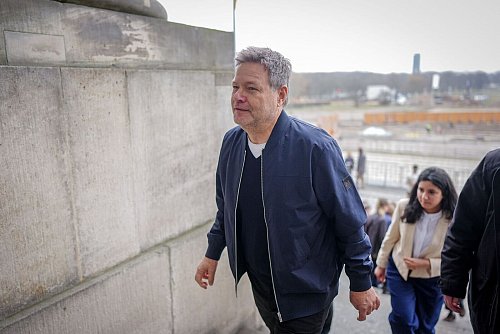 Bundeswirtschaftsminister Robert Habeck und Misbah Khan, Grünen-Abgeordnete aus Rheinland-Pfalz, gehen zur Sitzung ihrer Fraktion. - © Kay Nietfeld/dpa