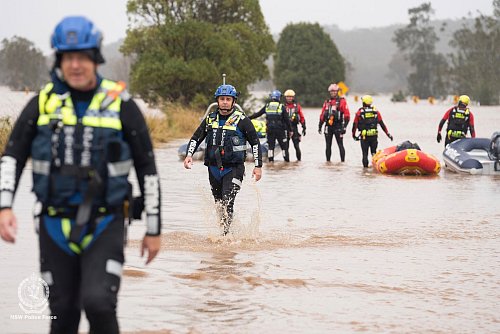 Die Retter sind vor allem mit Schlauchbooten im Einsatz. - © NSW Police/AP/dpa
