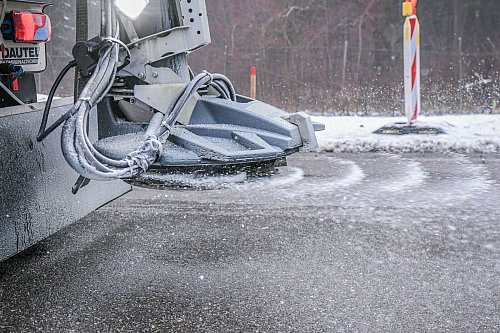 Ein Streufahrzeug auf der A7 im Einsatz. Laut Deutschem Wetterdienst sind Glatteis und starke Verkehrsbehinderungen zu erwarten. - © Jason Tschepljakow/dpa