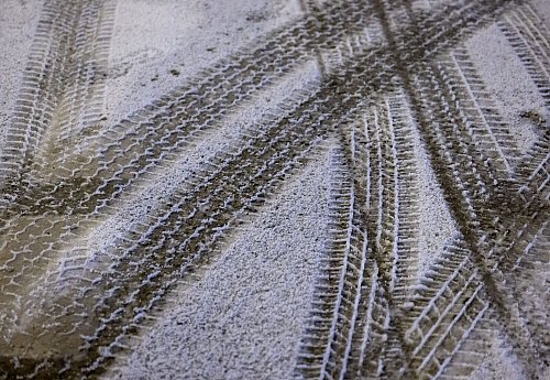 Reifenspuren im Schnee: Nach dem milden Start ins neue Jahr steht der Winter und mitunter gefährliche Glätte ins Haus. - © Sven Hoppe/dpa