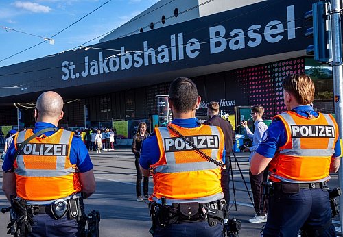 Große Sicherheit, bislang keine Ausschreitungen beim ESC. - © Jens Büttner/dpa