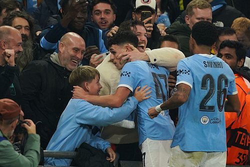 Phil Foden (M) schoss an diesem Abend besonders präzise. - © Ian Hodgson/AP/dpa