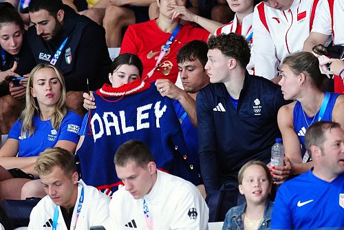 Stolz zeigt Thomas Daley - © Mike Egerton/PA Wire/dpa
