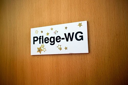 Eine Pflege-WG bedeutet mehr Freiheiten, was die Tagesgestaltung angeht, geht aber auch mit einem höheren organisatorischen Aufwand einher. - © Jens Büttner/dpa/dpa-tmn