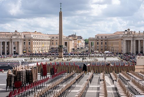 Auf dem Petersplatz laufen die Vorbereitungen für das große Requiem. - © Michael Kappeler/dpa