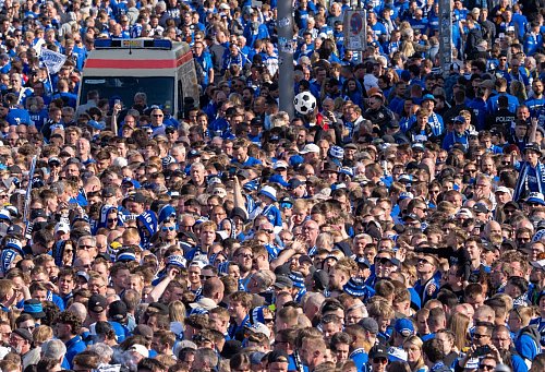 Dicht gedrängt hatten viele Fans stundenlang warten müssen, so der Vorwurf. - © Sören Stache/dpa