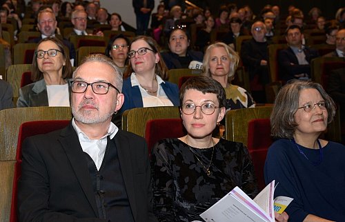 Der belarussische Autor Alherd Bacharewitsch wird zur Buchmesse-Eröffnung geehrt. - © Hendrik Schmidt/dpa
