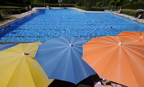 In der ersten Wochenhälfte ist Abkühlung im Schwimmbad dringend nötig. (Symbolbild) - © Thomas Warnack/dpa