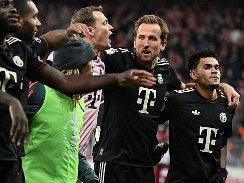 Erst zittern, dann feiern: Die Bayern gewannen knapp. - © Soeren Stache/dpa