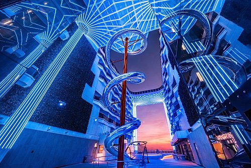 Diese spiralförmige Rutsche windet sich auf der «MSC World America» mehrere Decks hinab. - © MSC Cruises/dpa-tmn