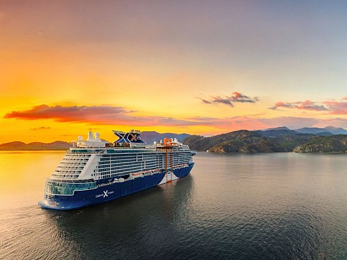 Die «Celebrity Xcel» hat wie ihre Schwesterschiffe eine freischwebende Plattform namens «Magic Carpet» an der Seite - gut zu erkennen ihre seine orange Farbe. - © Celebrity Cruise Line/dpa-tmn