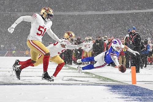 Josh Allen glänzte bei seinem Lauf in die Endzone mit überragender Athletik. - © Adrian Kraus/AP/dpa