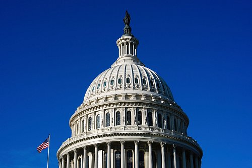 Die Förderbank KfW schätzt, dass die Staatsverschuldung der USA stärker steigen wird als bisher angenommen. - © Julia Demaree Nikhinson/AP/dpa