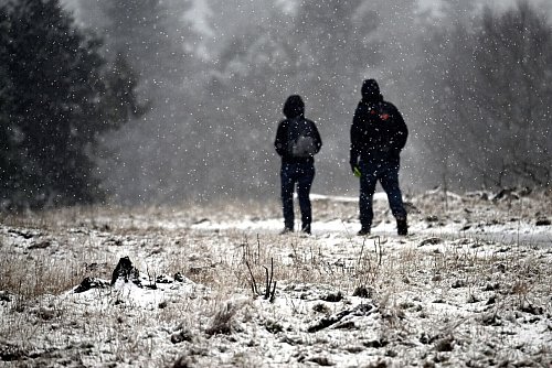 Das ist prima für einen Winterspaziergang, reicht aber noch nicht zum Skifahren. - © Federico Gambarini/dpa