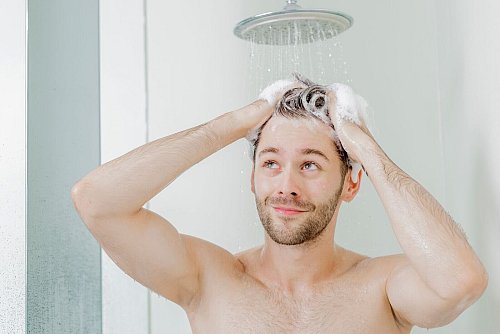 Schuppenshampoos können dabei helfen, die Kopfhaut wieder in Balance zu bringen. Hilft das nicht, können Ärztinnen und Ärzte auch Mittel verschreiben. - © Monique Wüstenhagen/dpa-tmn