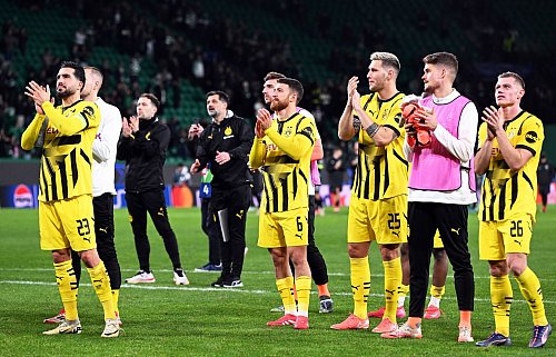 Die Spieler von Borussia Dortmund feiern nach dem Spiel mit den Fans - © Federico Gambarini/dpa