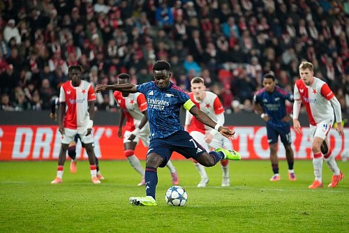 Elfmeter-Schütze Bukayo Saka und der FC Arsenal eilen in der Champions League von Sieg zu Sieg. - © Petr David Josek/AP/dpa