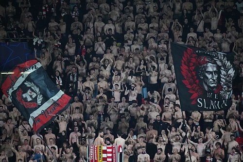 Einige Fans von Slavia Prag sahen die klare Niederlage oberkörperfrei. - © Petr David Josek/AP/dpa