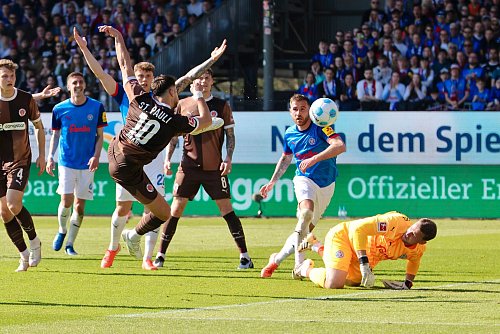 St. Paulis Danel Sinani (3. v.l) trifft zum 1:1. - © Frank Molter/dpa