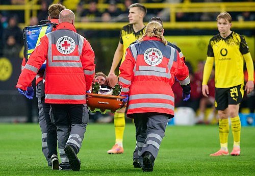 Timo Hübers wird nach seiner schweren Knieverletzung vom Platz getragen. - © Bernd Thissen/dpa
