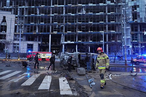 Die russische Armee hat die ukrainische Hauptstadt Kiew erneut mit Raketen angegriffen. - © Efrem Lukatsky/AP/dpa