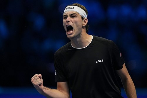 Zum vierten Mal nacheinander gewinnt Taylor Fritz gegen Alexander Zverev. - © Antonio Calanni/AP/dpa