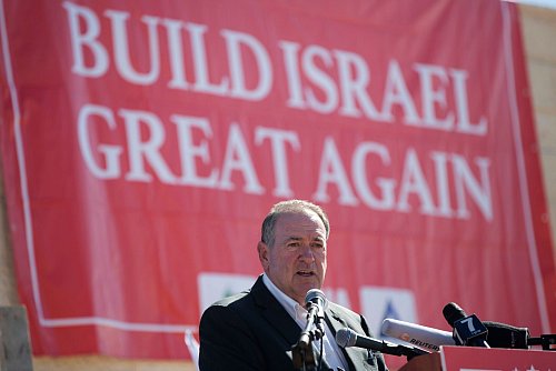 Trump will den früheren Gouverneur von Arkansas und ehemaligen Pastor Mike Huckabee zum US-Botschafter in Israel machen. - © Oded Balilty/AP/dpa