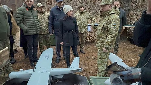 Baerbock hat der Ukraine schon bei mehreren Solidaritätsbesuchen ihrer Unterstützung versichert. (Archivbild) - © Jörg Blank/dpa