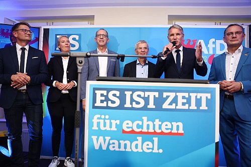 Auch der Thüringer AfD-Landesvorsitzende Björn Höcke kam zur Potsdamer Wahlparty. - © Christoph Soeder/dpa