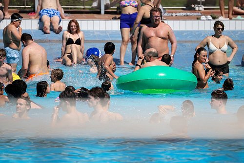 Bäder wie das Grugabad in Essen waren am 1. Mai gut besucht - das Wetter machte es möglich. - © Christoph Reichwein/dpa