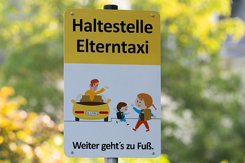 Viele Eltern fürchten, dass durch «Eltern-Taxis» zusätzliche Unfallgefahr für Schüler entsteht. - © Sebastian Kahnert/dpa