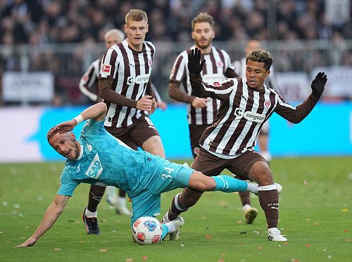 Vladimir Coufal (l, 1899 Hoffenheim) und Joel Chima Fujita (r, FC St. Pauli) kämpfen um den Ball. - © Marcus Brandt/dpa