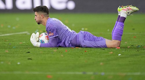 Torwart Nikola Vasilj (FC St. Pauli) sichert den Ball. - © Marcus Brandt/dpa