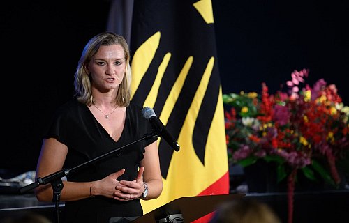 Die frühere Fußball-Nationalspielerin Alexandra Popp hält für die deutschen Olympia-Medaillengewinner die Dankesrede bei der Verleihung des Silbernen Lorbeerblatts. - © Bernd von Jutrczenka/dpa