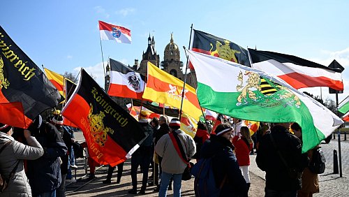 Im März hatten sich Hunderte Menschen aus der sogenannten Reichsbürgerszene vor dem Schweriner Schloss versammelt. (Archivfoto) - © Philipp Dulian/dpa