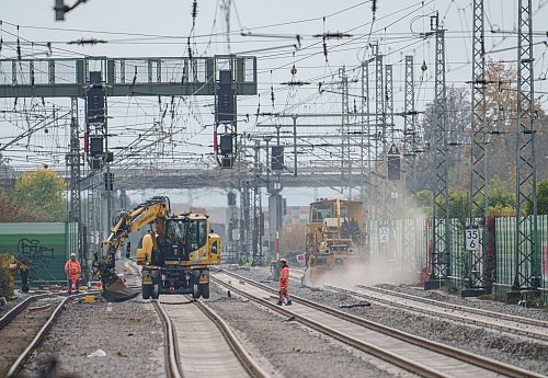Auf der Riedbahn zwischen Frankfurt und Mannheim wurde bereits gebaut - viele weitere Generalsanierungen werden sich dagegen deutlich verzögern. (Archivbild) - © Andreas Arnold/dpa
