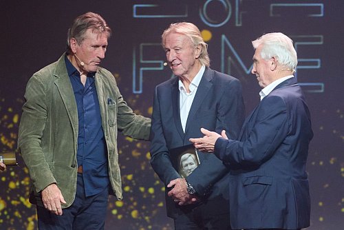 Horst Hrubesch (M) hatte bei seiner Ehrung gute Laune. - © Bernd Thissen/dpa